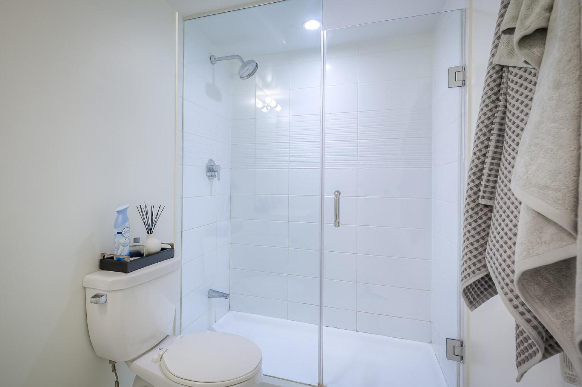 Modern 2br Spacious Apartment Toronto